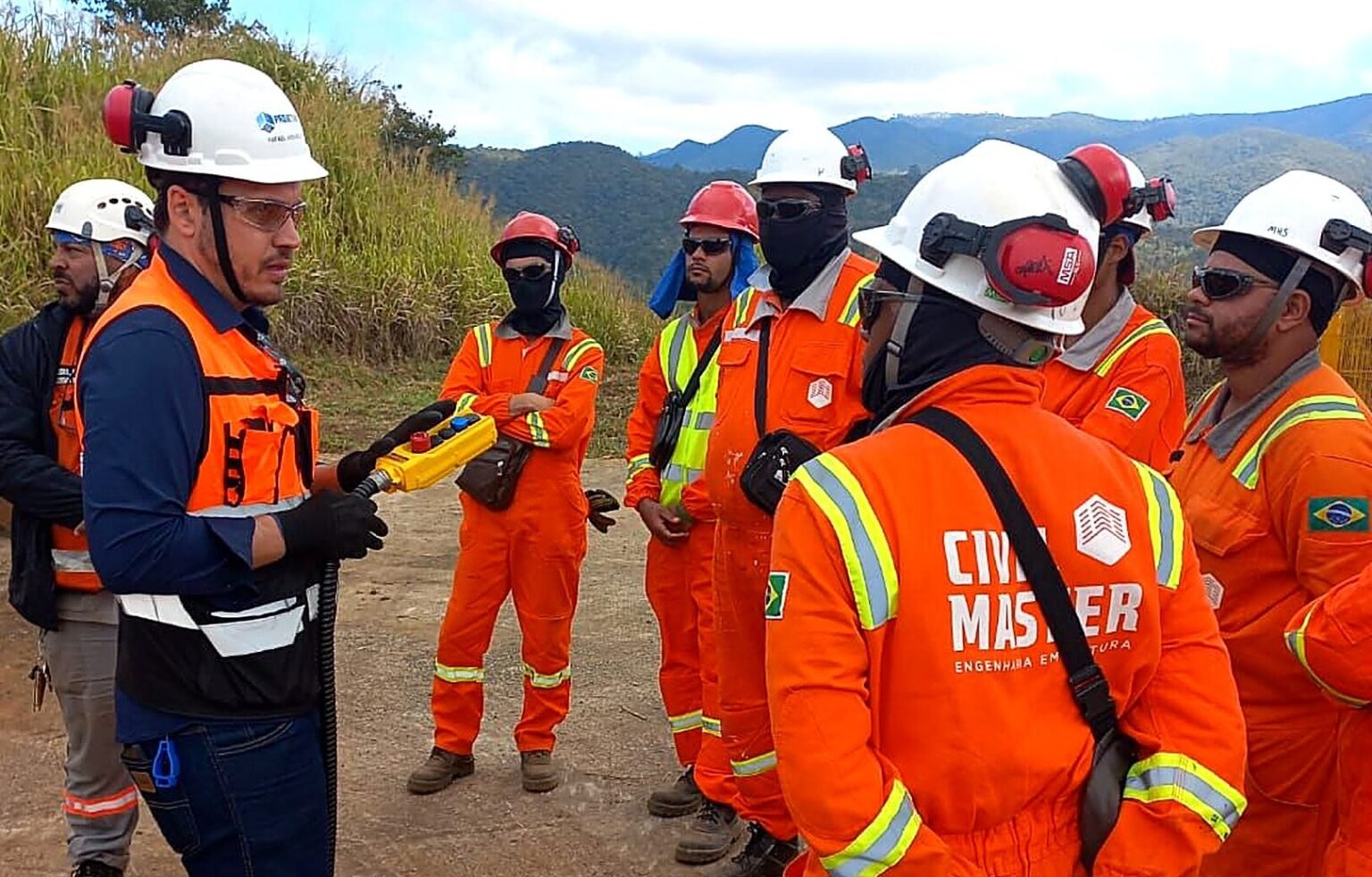 Engenheiro conduzindo treinamento de segurança em altura para equipe da Civil Master, Barão de Cocais/MG